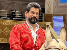 Бурак Озчивит разъезжает в цирке на коне: первый визит турецкой звезды в Туркменистан