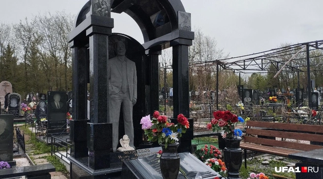 Если установили такие вазы, стало быть, собирались навещать регулярно | Источник: Антон Селиверстов / UFA1.RU