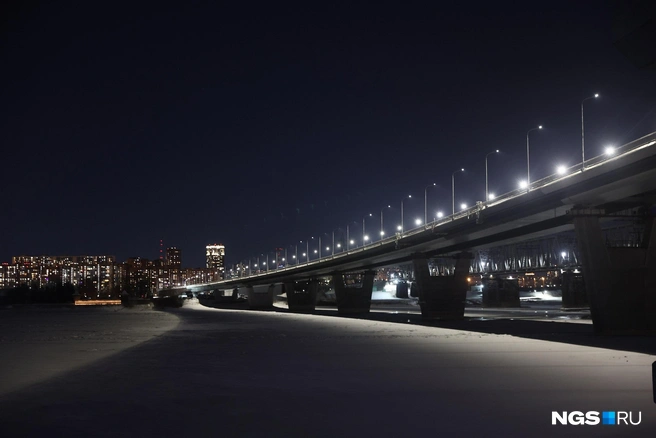 Мост соединяет правый берег с левым. По данным «ВИС», новая переправа рассчитана на пропуск до 70&nbsp;000 автомобилей в сутки | Источник: Александр Ощепков / NGS.RU