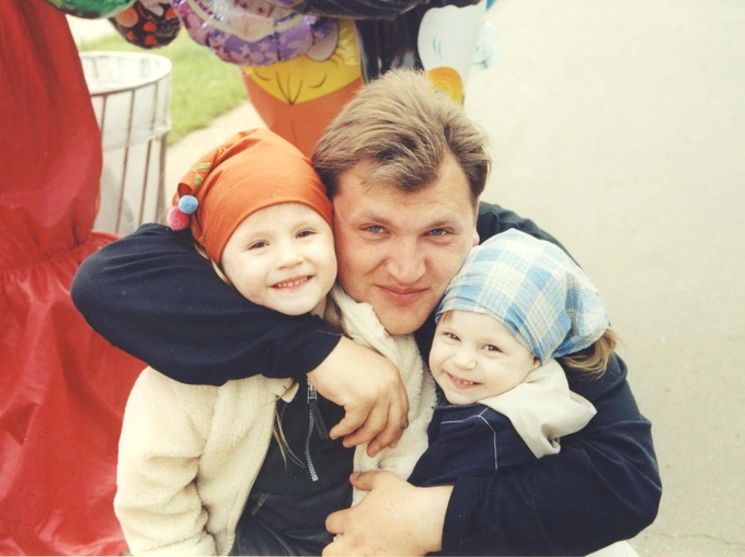 Телеведущий сделал все, чтобы дать дочерям хорошее образование