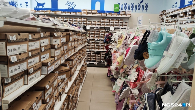 В магазине можно купить обувь на любой случай | Источник: Полина Бородкина / NGS24.RU