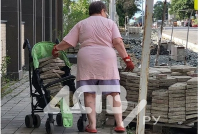 Женщина с коляской унесла брусчатку с ремонта