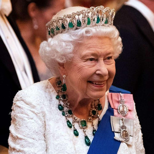 Как у монархов: 7 ювелирных подарков на Новый год, которые одобрили бы королевы