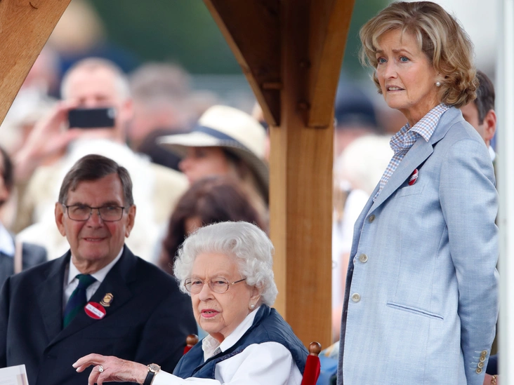 Елизавета II в сопровождении Пенелопы Нэтчбулл, графини Маунтбеттен, во второй день Королевского Виндзорского конного шоу, 2 июля 2021