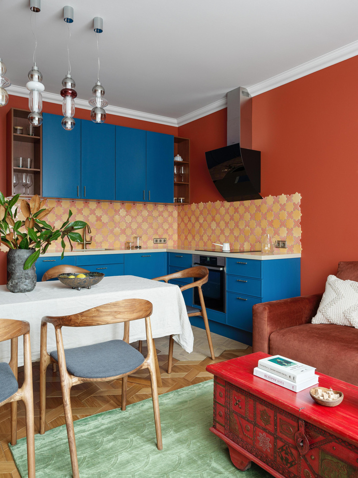 Квартира 56 м² с разноцветными витражами в Санкт-Петербурге
