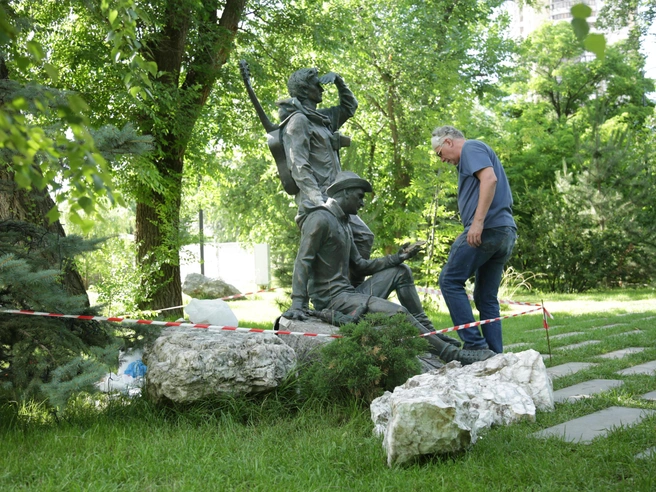 Скульптуры двух туристов появятся рядом с уже существующим памятником | Источник: Константин Завриков / V1.RU