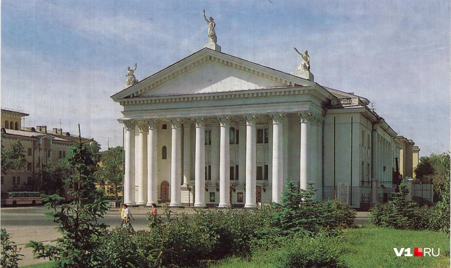 Уже год как драматический театр имени Горького закрыт, а труппа&nbsp;— расформирована. Приглашенный режиссер, Отар Джангишерашвили, пытается создать в нем Новый экспериментальный театр | Источник: частная коллекция