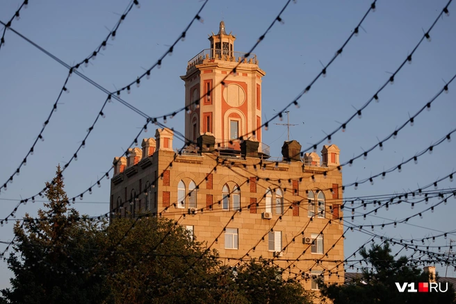 С этого ракурса дом напоминает старинный замок с принцессой в башне | Источник: Алексей Волхонский / V1.RU