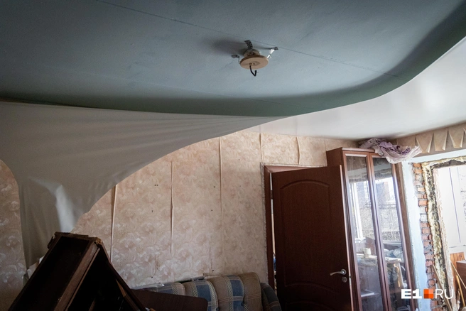 Натяжной потолок разрезали&nbsp;— судя по всему, чтобы снять люстру | Источник: Владислав Лоншаков / E1.RU