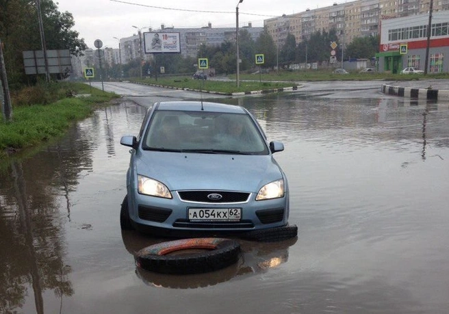В Рязани на Зубковой «утонул» Ford | ya62.ru