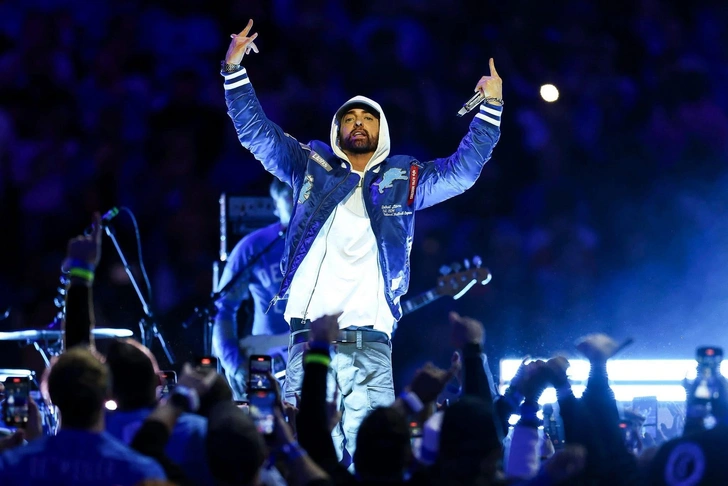 Эминем выступил в перерыве матча НФЛ. Среди зрителей были его дочь и внук | marieclaire.kz