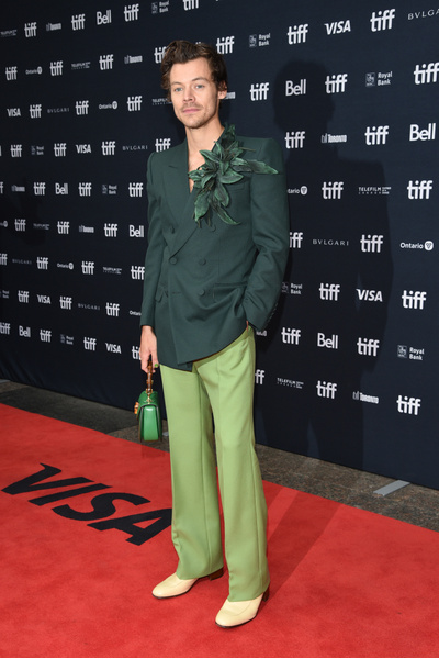 Салатовые брюки, изумрудный пиджак и зеленая сумка как у Гарри Стайлса — главные маст-хэвы осени 2022