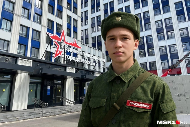Рассказываем, что происходит в военкоматах на Яблочкова, куда каждый день приезжают сотни мужчин | Источник: Мария Романова / Городские порталы
