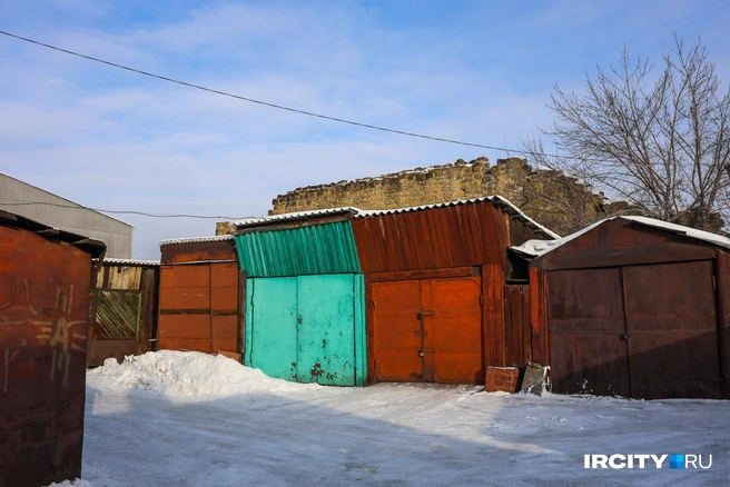 Когда-то на месте гаражей находился еще один одноэтажный деревянный домик | Источник: Ксения Филимонова / «ИрСити»