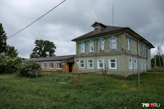 Так выглядит здание школы в деревне&nbsp;— раньше здесь располагалась земская больница | Источник: Александр Куренной / 76.RU