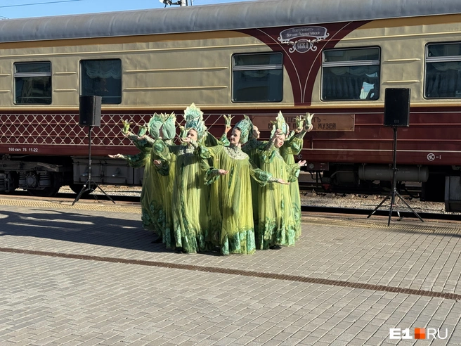 Провожали состав песнями и танцами | Источник: Ирина Шутько / E1.RU