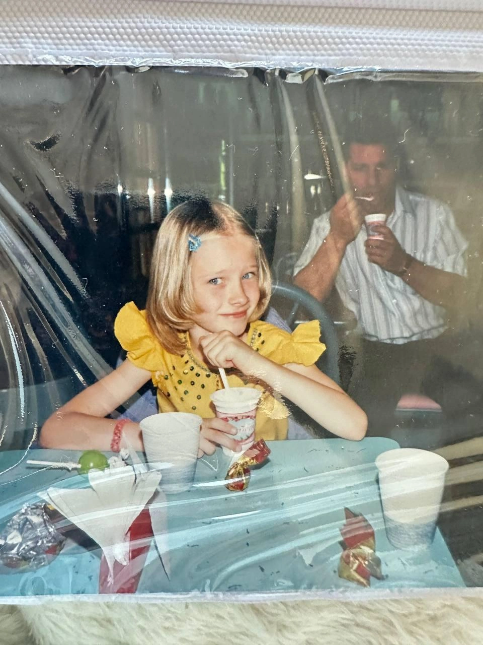 Кажется, в детстве Алена любила сладости. Только посмотрите, сколько конфет слопала девчушка  | Источник: Missalena92 / tg.com