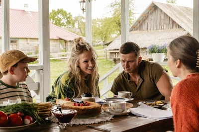 В прокат выходит ностальгическая комедия «Родительский дом»