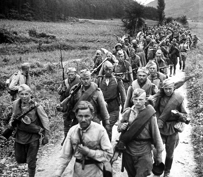 Советские солдаты на марше в северной части Кореи | Источник: Getty Images