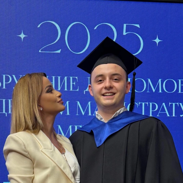 Певица поздравила наследника с окончанием университета 