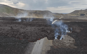 ВИДЕО дня: беспокойный исландский вулкан снова уничтожил дорогу в город Гриндавик