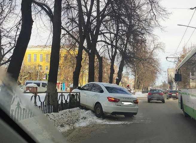 На улице Есенина легковушка въехала в ограждение | ya62.ru