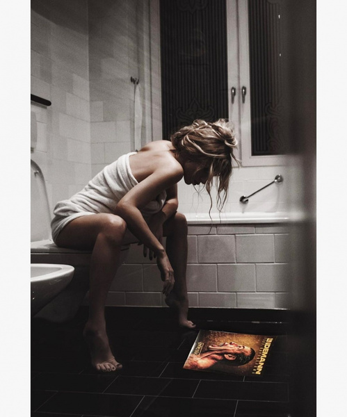 Светлана Лобода опубликовала фото в туалете с портретом Тилля Линдеманна