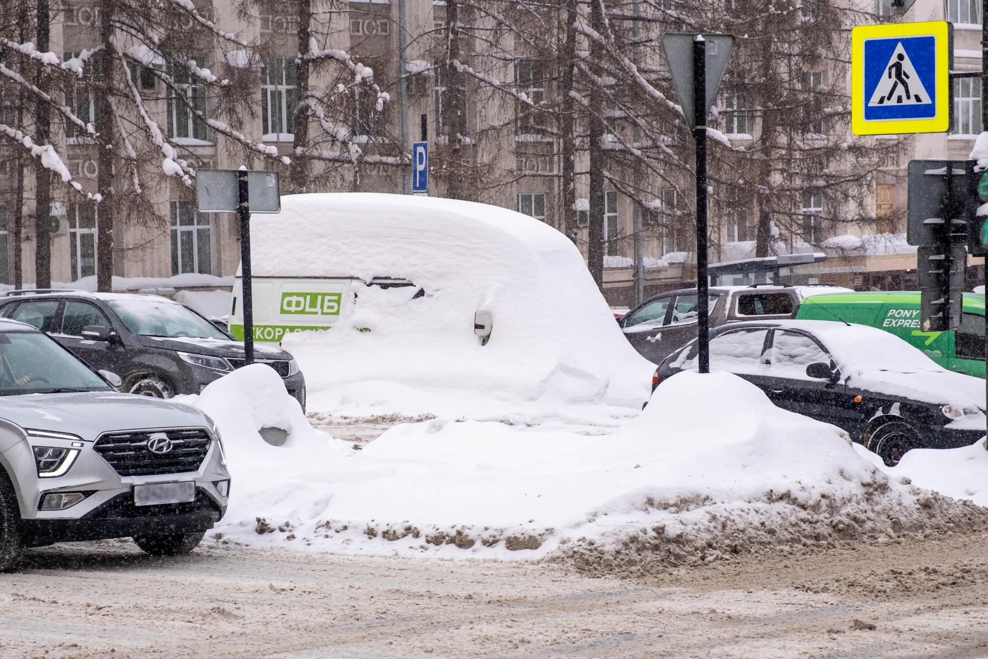 На Октябрьской площади заметили «Газель», превратившуюся в большой сугроб: фото