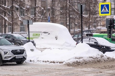 «Газель» превратилась в сугроб на площади Перми