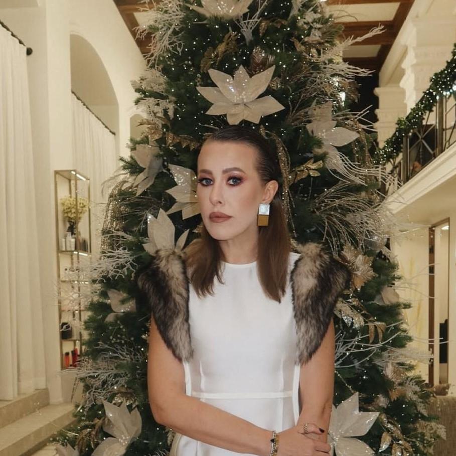 Билась за сумку и отжигала в кожаном платье: Ксения Собчак пробралась в закрытый клуб Тимати, куда не пускают после 25