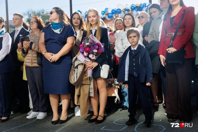 На этом кадре сразу несколько стильных красоток и нарядных школьников. Добавим, что от утреннего сентябрьского солнца многие прятали взгляд под очками | Источник: Ирина Шарова / 72.RU
