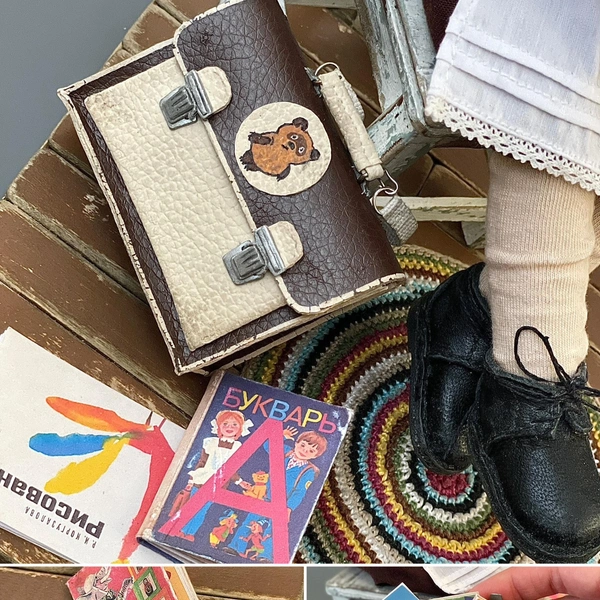 Крошечные букварь и портфель, разумеется, Анастасия тоже сделала сама | Источник: личный архив Анастасии Верхозиной