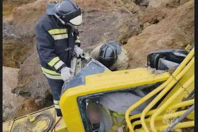 Водителя экскаватора засыпало землей в Свободненском районе