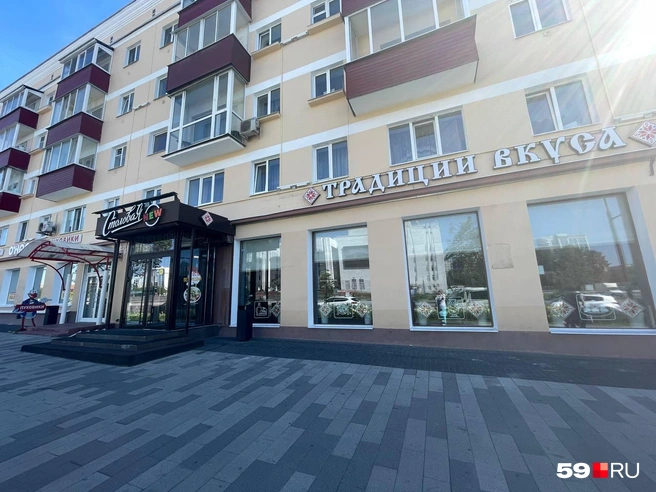 «Традиции вкуса» находятся на первом этаже пятиэтажки в центре | Источник: Тома Минадзе / 59.RU
