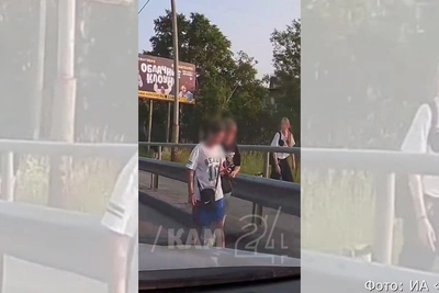 В Петропавловске дети шли по дороге, уткнувшись в гаджеты