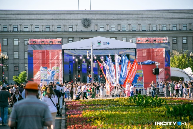 Народ нехотя и чуть лениво подтягивался к сцене, потому что в районе 5–6 часов вечера на площади было очень жарко  | Источник: Ксения Филимонова / «ИрСити»