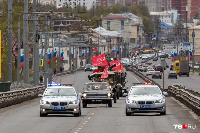 Боевые машины сопровождали сотрудники ДПС | Источник: Кирилл Поверинов