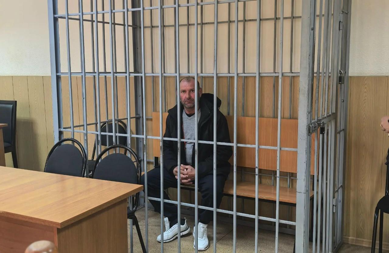 «Я тебя сейчас в мусорку воткну». Конфликт на детской площадке закончился избиением бейсбольной бит…