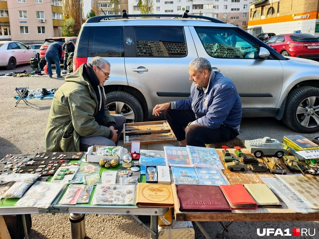 Развлекаются как могут, пока ждут покупателей | Источник: Булат Салихов / UFA1.RU