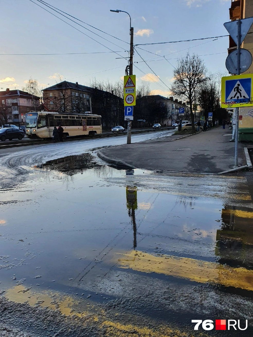 Переходить дорогу по воде местные жители уже привыкли | Источник: Александра Мамонтова