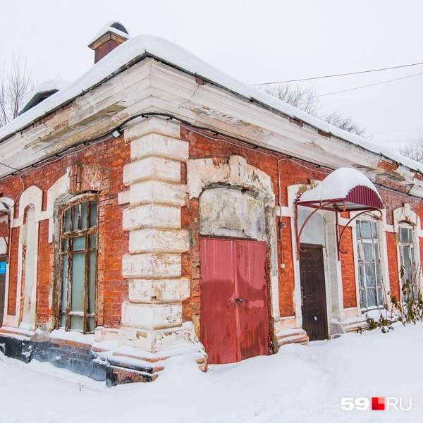 Входы в здание есть с разных сторон — для персонала и для тех, кто принес белье в стирку | Источник: Тимофей Калмаков