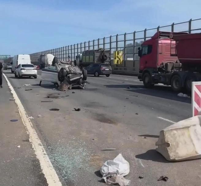 Не заметил сужения. После ДТП с каршерингом на КАД в больнице молодой водитель и 17-летняя пассажирка | Источник: Мегаполис | ДТП и ЧП | Санкт-Петербург | Питер / Telegram