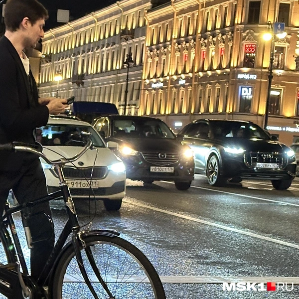 Велосипедист в центре города | Источник: Андрей Кузнецов / MSK1.RU