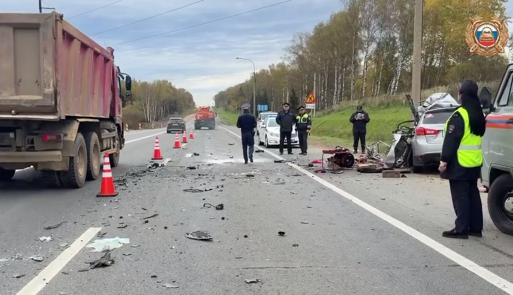 Два тела на трассе: в Ярославской области легковушка врезалась в грузовик. Видео