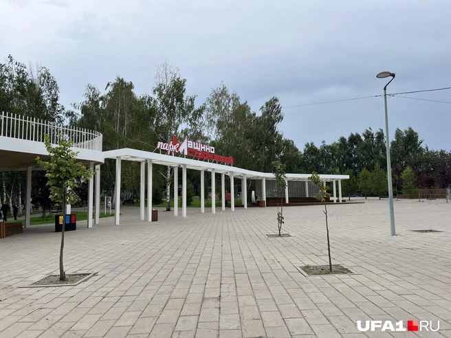 Три года назад деревья ещё не выросли, а надписи не было | Источник: Андрей Бирюков / UFA1.RU