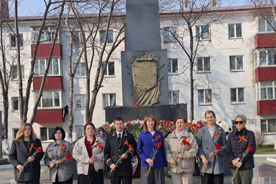 Судьи Корсаковского суда возложили цветы к памятнику