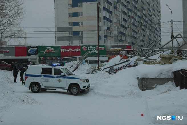 Полиция оцепила место обрушения | Источник: Андрей Бортко / NGS.RU