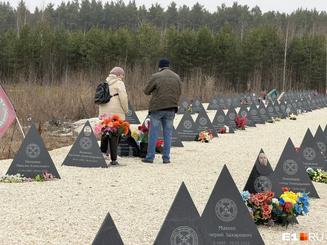 Родные погибших военнослужащих приходят сюда с цветами | Источник: Дарья Манохина / E1.RU