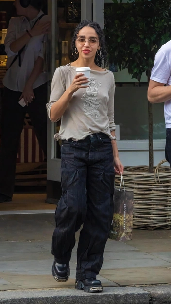 FKA twigs раздает уроки стиля и показывает, с чем сейчас носить трендовые брюки-карго | marieclaire.ru