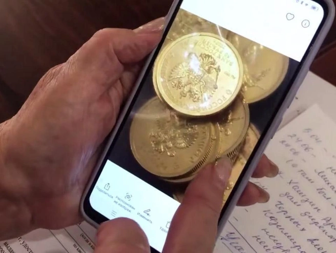 Женщина сложила драгоценности и денежные средства в пакет и передала их курьеру. | Источник: Источник: Telegram-канал «Омская полиция»